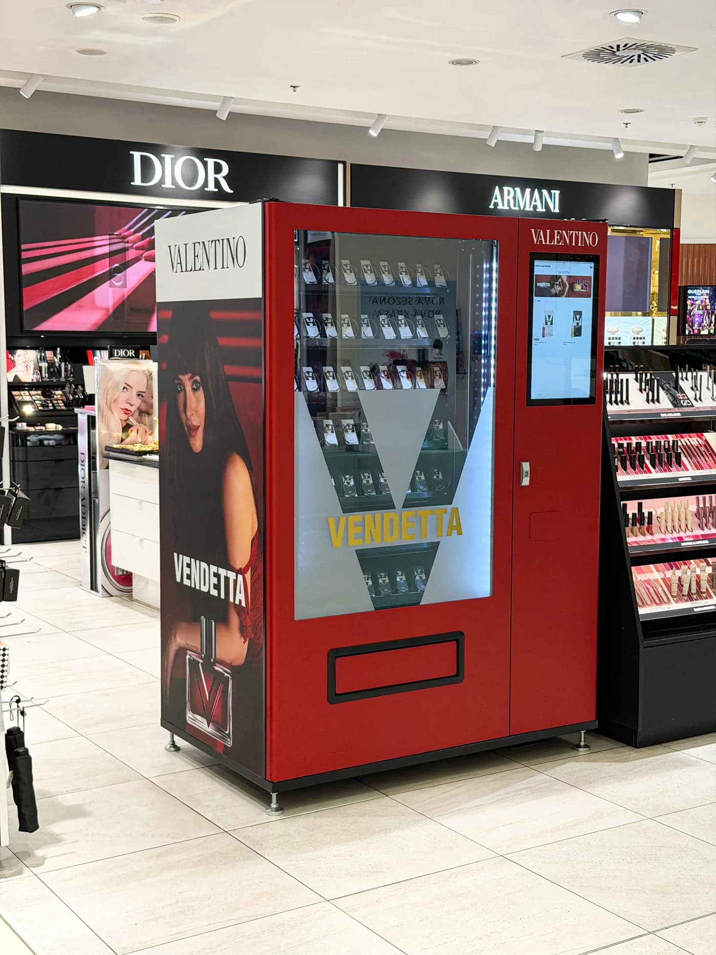 Červenobílý automat Valentino Vendetta s individuálním polepem a produkty za sklem.